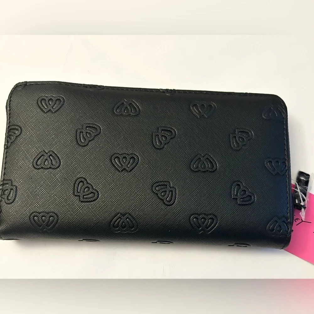 Betsey Johnson Heart Design Zip Around Wallet NWT